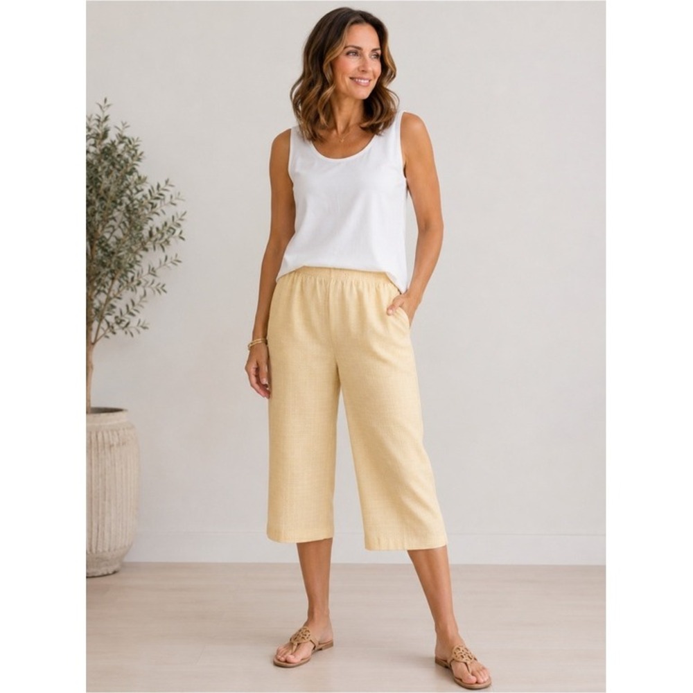 BONWORTH. Yellow/white textured capri w/pockets. Elastic waistband. Large.